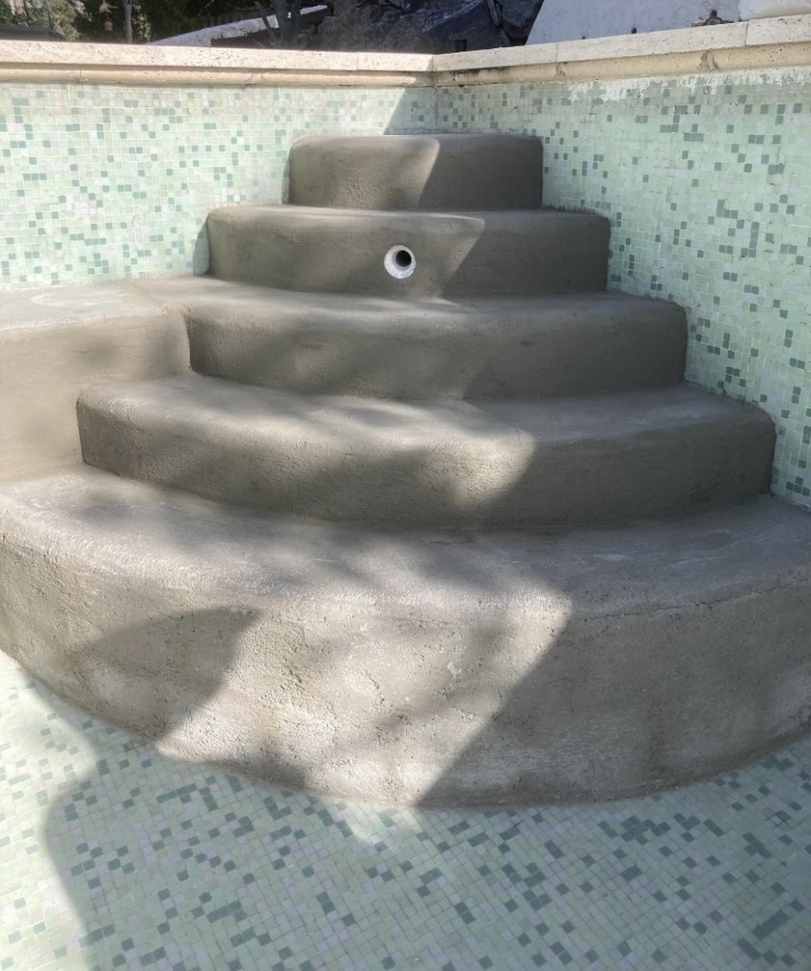 Rénovation escalier piscine avant/après - Bocca Piscines